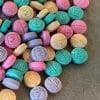 Píldoras y polvo de fentanilo arcoíris que vienen en una variedad de formas y colores brillantes, El fentanilo arcoíris es fentanilo, un opioide sintético, Compre píldoras de fentanilo